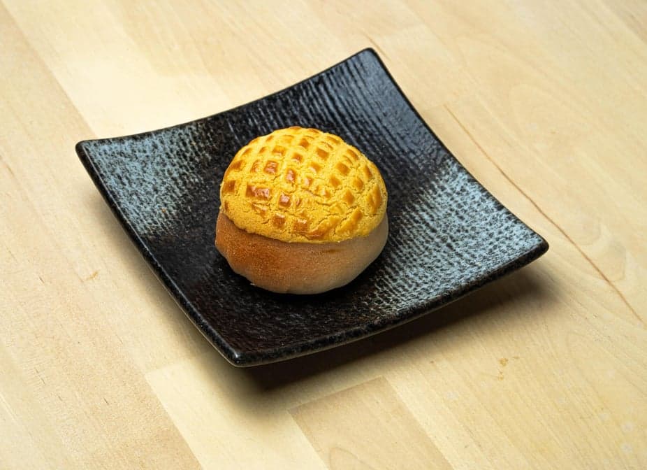 Salted Egg & Taro Bun 香芋咸蛋黄菠萝包(1)