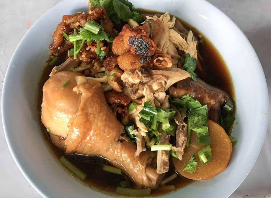 Gai toon noodle soup