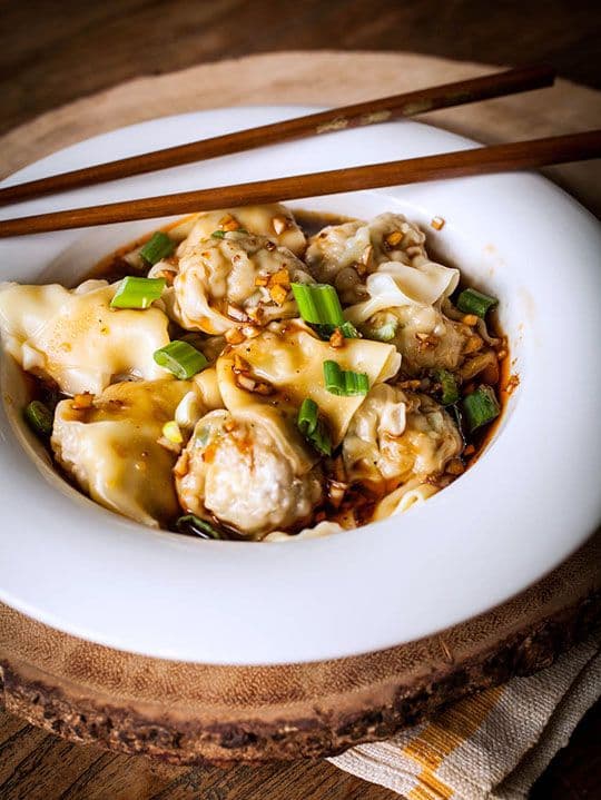 Cantonese wontons in sesame sauce