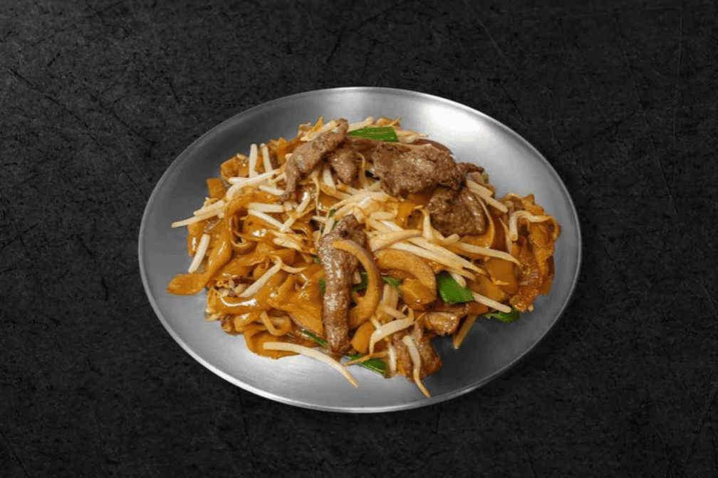 E83. Beef/Shrimp/Char Siu Stir-Fried Rice Noodle