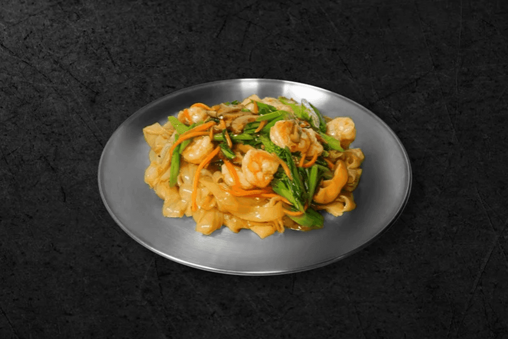E84. Beef/Shrimp Stir-Fried Rice Noodle w. Sauce