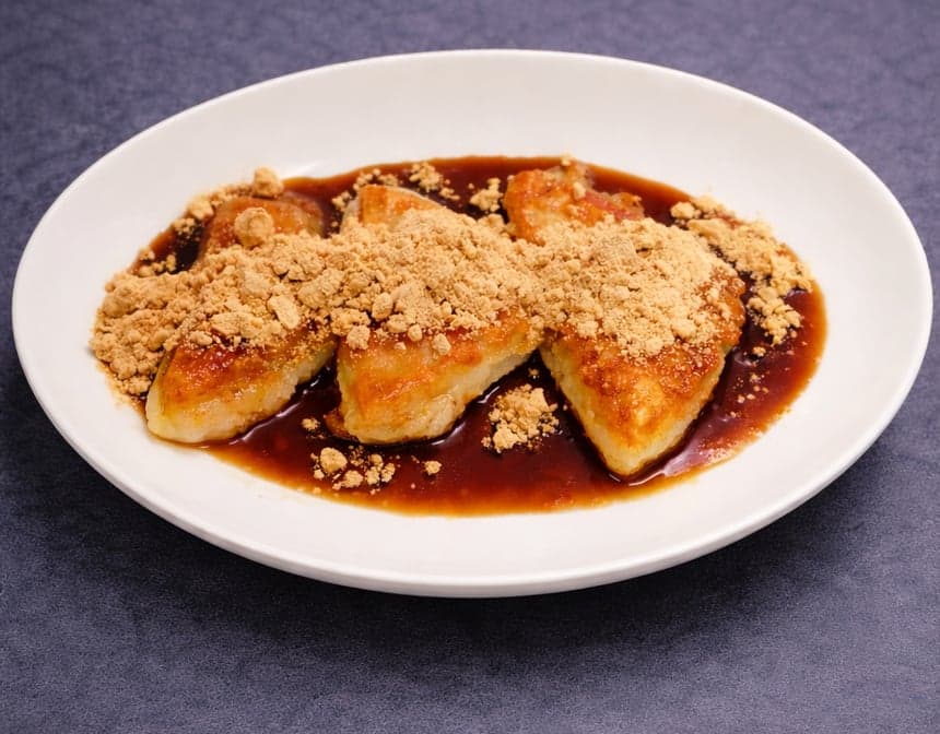 Fried Rice Cake with Brown Sugar Syrup and Soybean Powder红糖糍粑