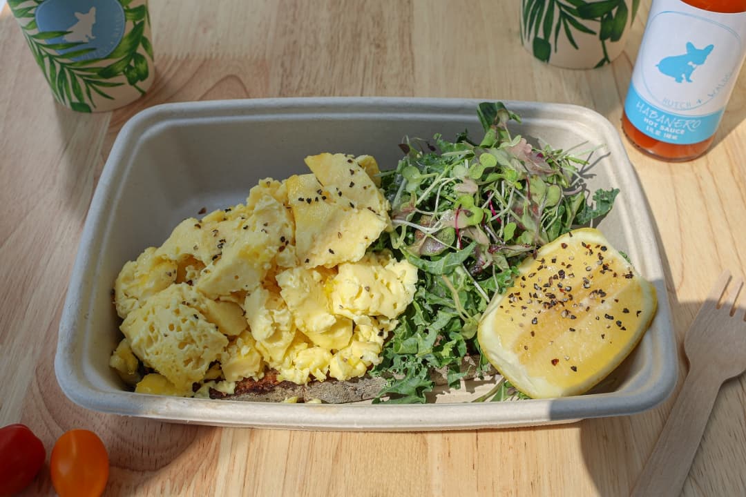 SCRAMBLED EGGS ON TOAST